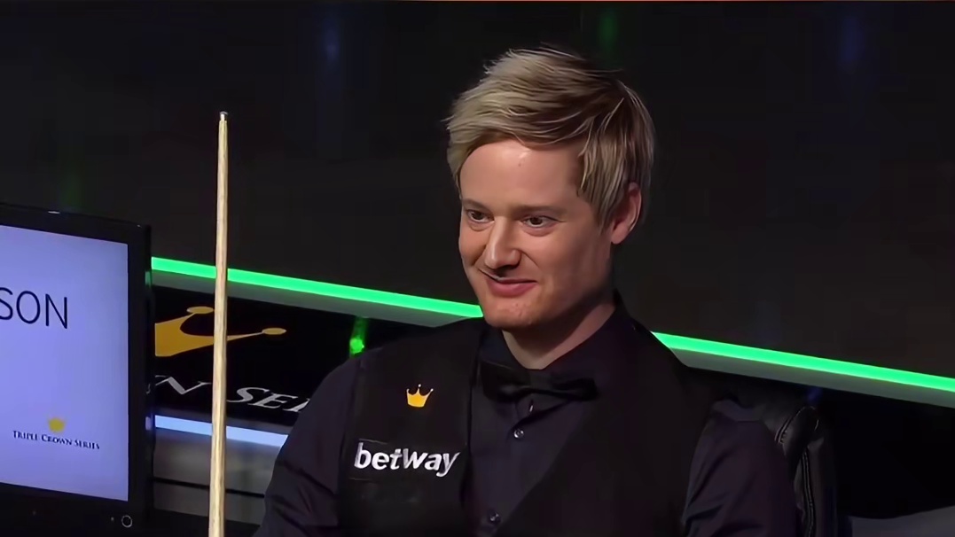 特鲁姆普这杆K球真无敌呀  罗伯逊都笑开了