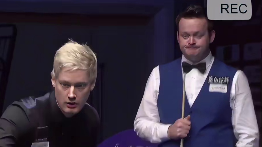 斯诺克有趣一幕逗乐全场观众  罗伯逊：哥们对不住了