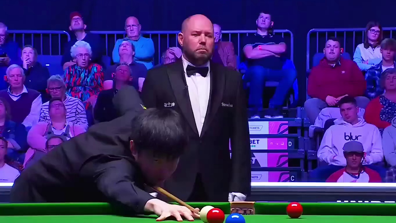 赵心童无视希金斯的防守，远台三传组合球，抬手就攻！