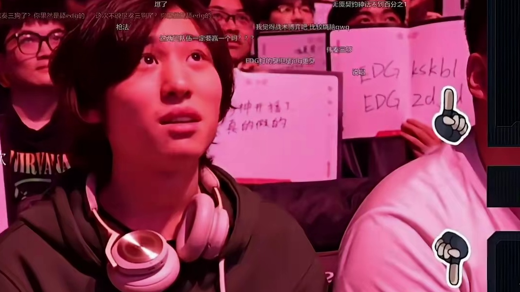 比赛中场换边时间，观众亮cxy照片，导播被吓到立马转镜头