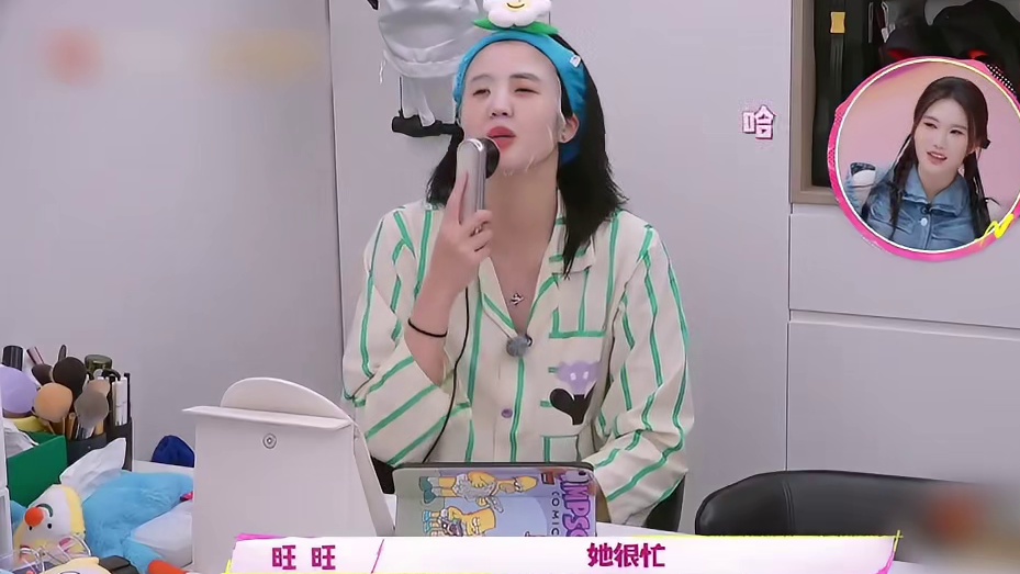 赵丽娜独居惬意自在，妥妥是热衷二次元卡牌的少女！