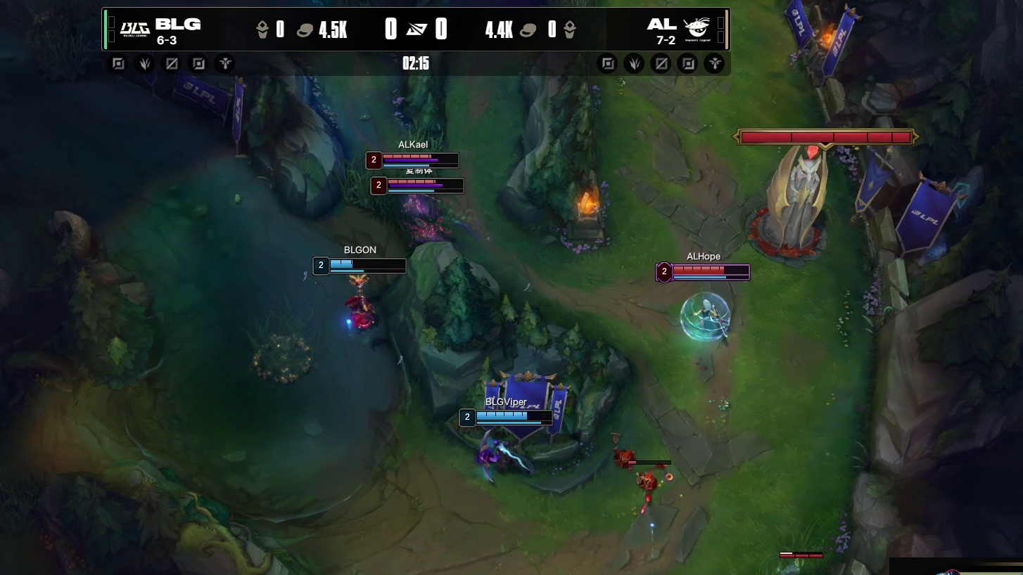 ON璐璐脸探草丛送出一血