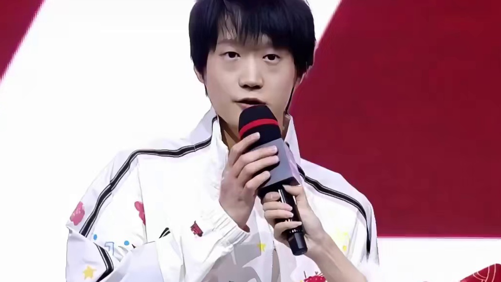 AL对战BLG，现场发红包送祝福