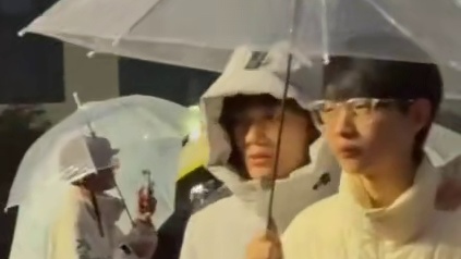 狼队全员打伞上班 小胖独人一把伞