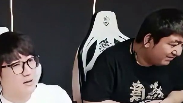 老白谈引援为何选择小威和失心，表示小威陪练和训练效果不错，引入失心则是因为潇潇亲口说自己不想打了