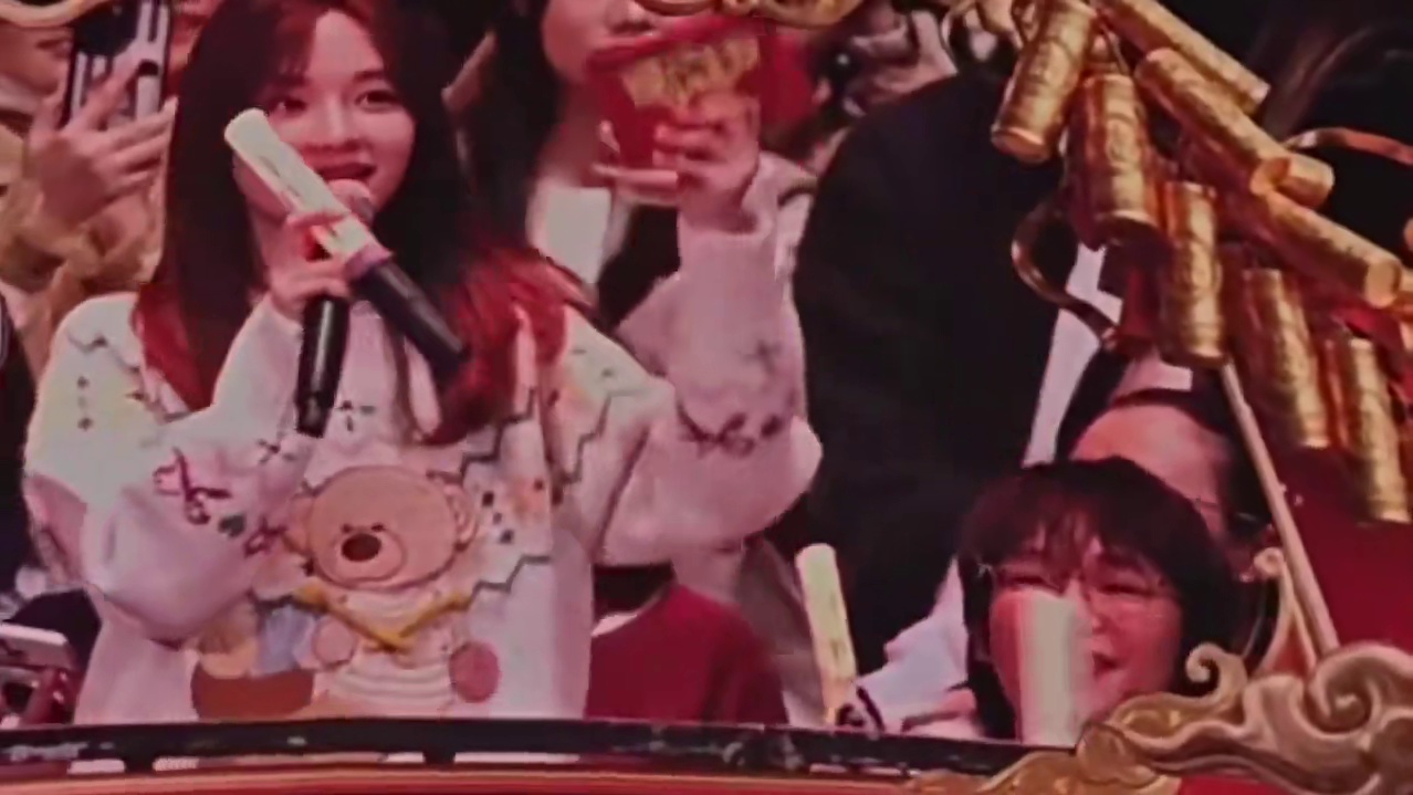 钟意和黄霄雲现身张杰演唱会现场，震惊全场观众