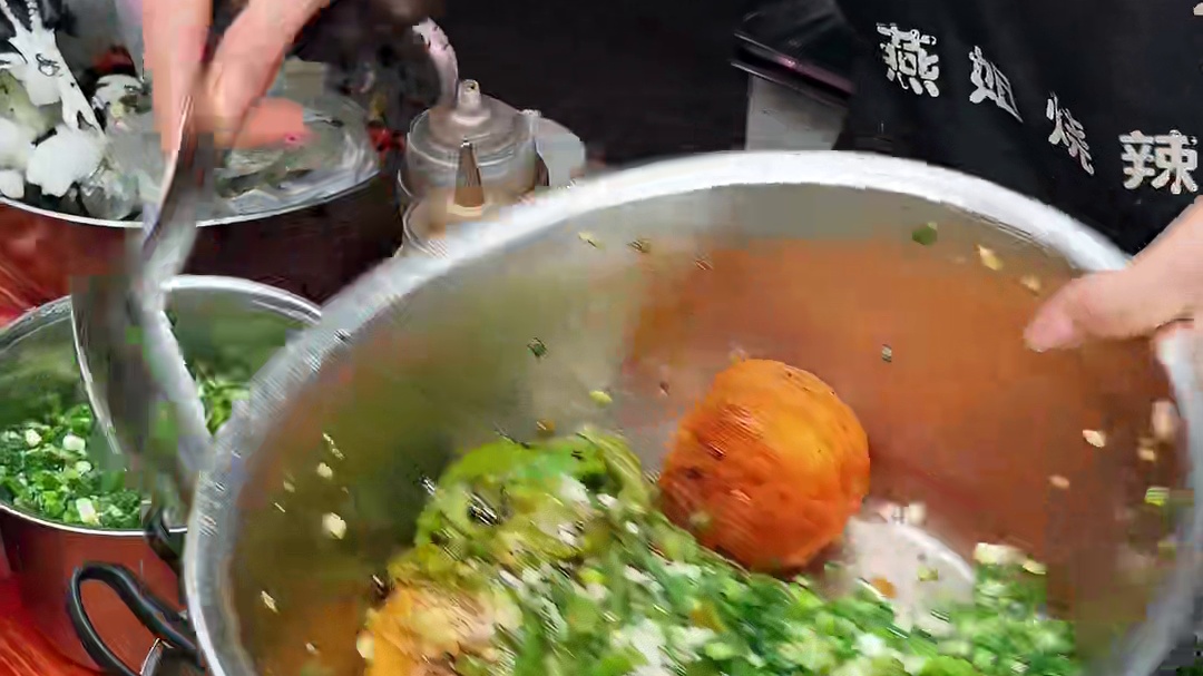 贵阳街头烧辣椒，15元一斤，第一次见辣椒还有这种吃法