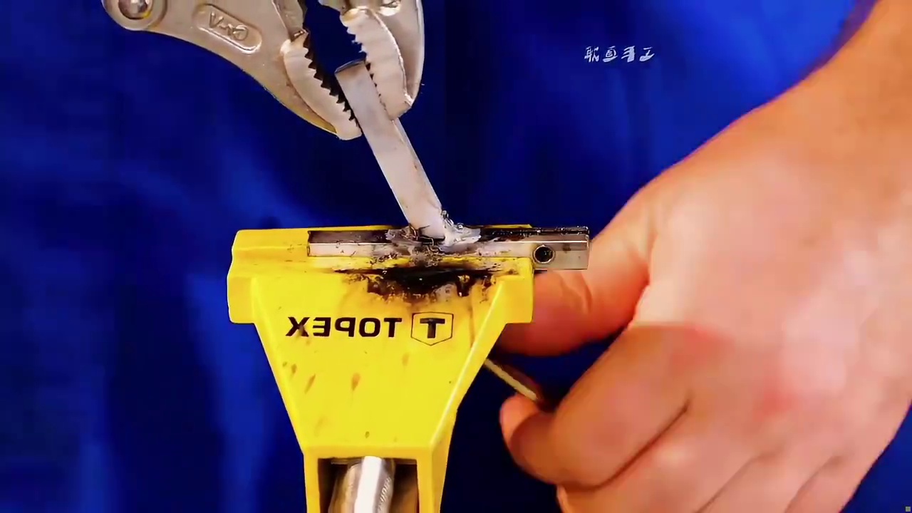 将手锯进行一番改造后竟然制作出一款创意十足的工具