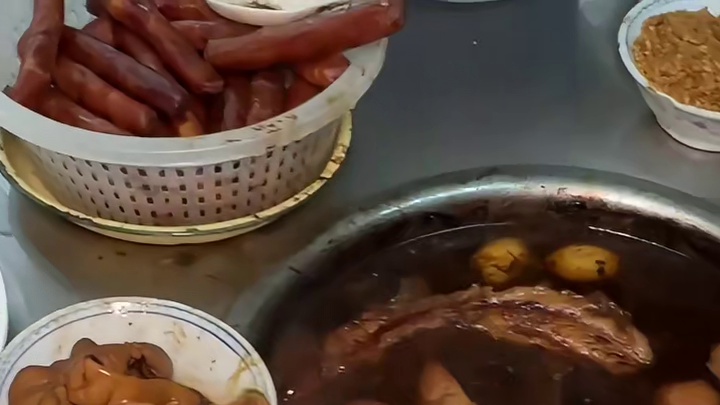 卤了三四个小时的潮汕粿汁，开了四十多年，30一份吃着很满足