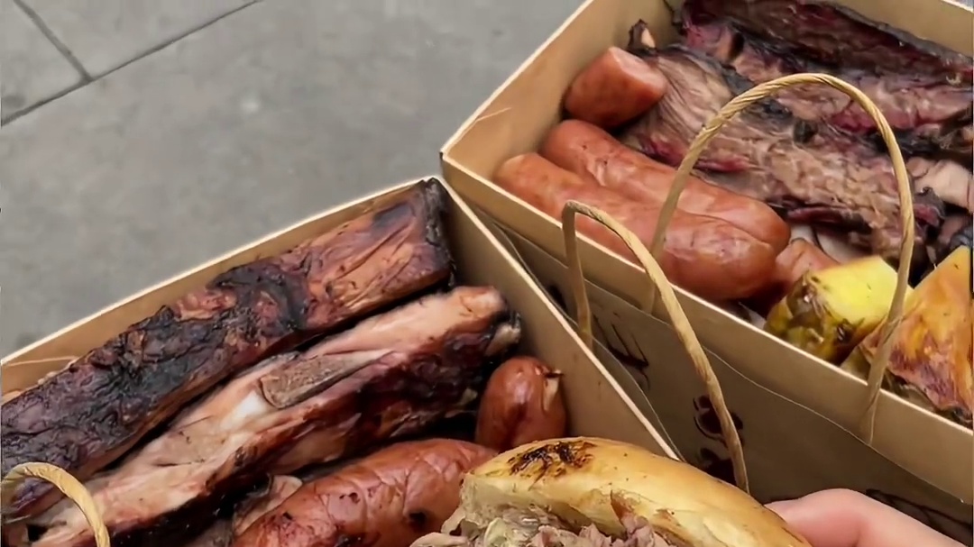 在武汉！！唯一的缺点就是：不能邮寄……