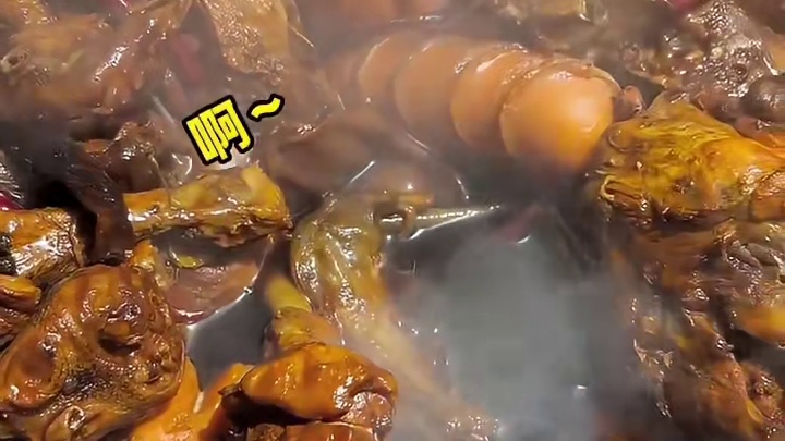 东北街边1块小串，甜辣口好好吃！！怎么拿都不心疼