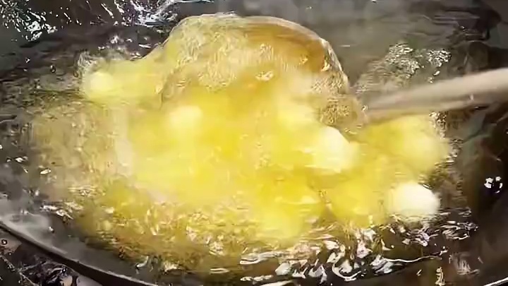 先炸后炒的酸菜汤圆 本以为是黑暗料理结果一口爆浆巨好吃！