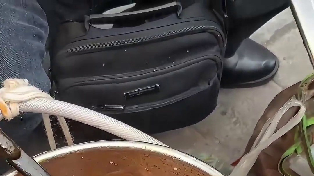 重庆街头偶遇35块一份的挑挑肥肠！！麻辣鲜香真的好馋人！！