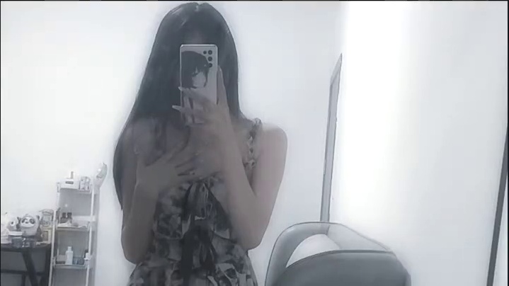 他们说人的眼睛是一部相机，所以我把所有人都虚化了，只聚焦于你