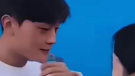 大哥让美女给熏懵了