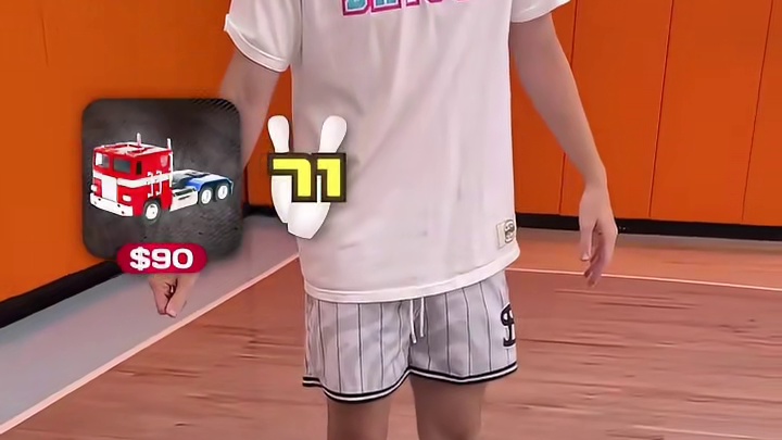 极限遥控车挑战，猜猜看哪个价位的车子能撞倒全部瓶子。