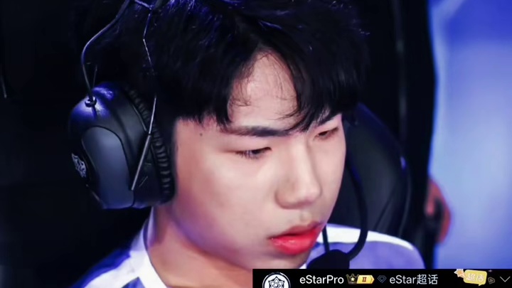 或许刺痛直播真不是开玩笑，你让花海上去打射手未必比那个差，唉花海今晚直播巅峰赛五杀真有点致敬刚出道那