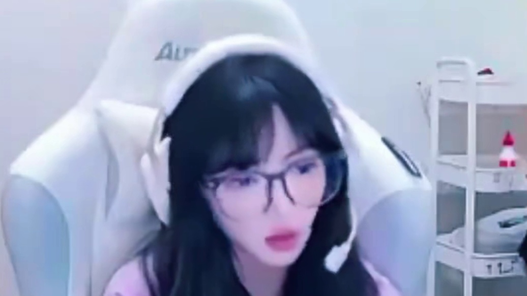 恭喜成都AG年前全胜，doo全程瞬镜不空枪，白鲨说查查他电脑吧像外挂