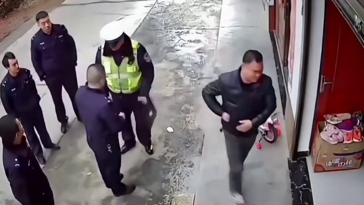 男子在门前散步