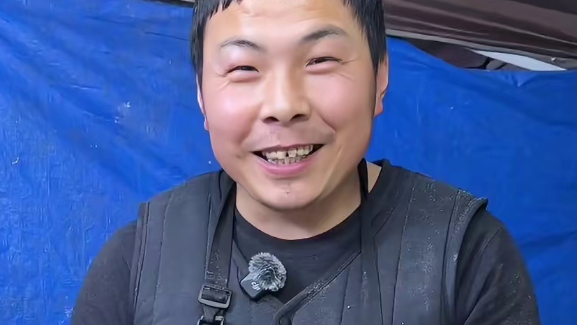 西安街头13元宽拉菠菜面，裹满酱汁的面条，一口下去香迷糊了