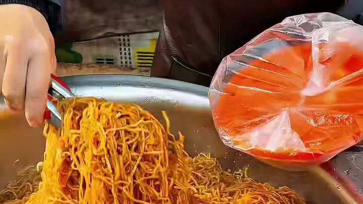 河南街头七块钱一份的卤面 这也太值了