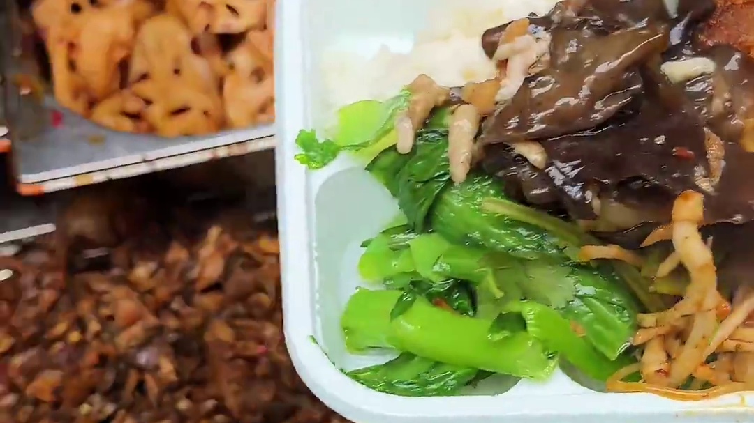 重庆街头自助盒饭，8块一位20多道菜