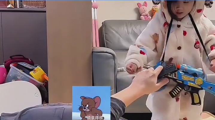 女儿：如果软的不行，在下也略懂一些拳脚！