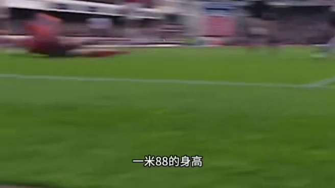 球场上飞奔的瞬间，激动人心的足球赛！#足球