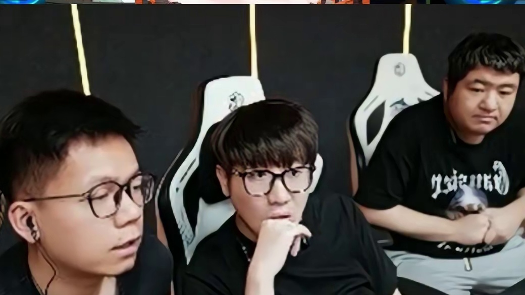 保卫潜伏并肩双排，AD和小凯并排架狙谁也没看到谁，世界级盲点看傻老白