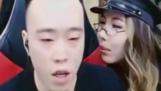 秃子往那一坐 节目效果就拉满了