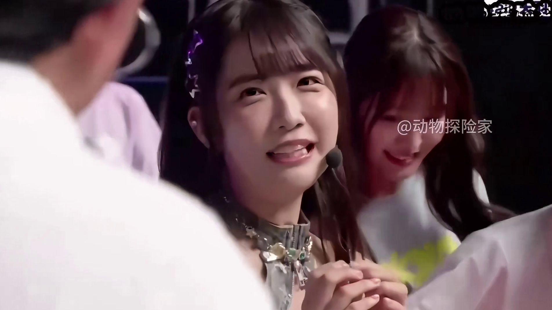 好在旁边的主持人在不断提醒