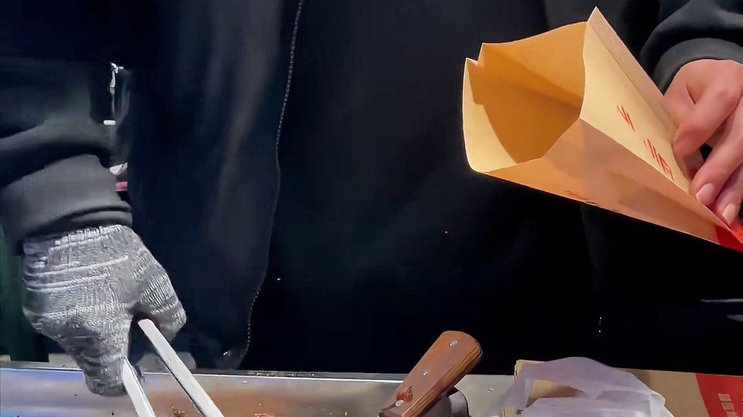 成都街头的天花板鸡架十元一只，口感还是挺不错的，香香脆脆真的很棒！！