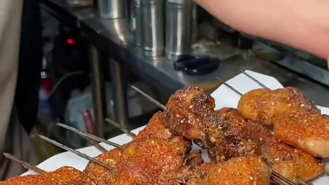 街头偶遇45一串的原油大腰子！你们那有这么大的吗！