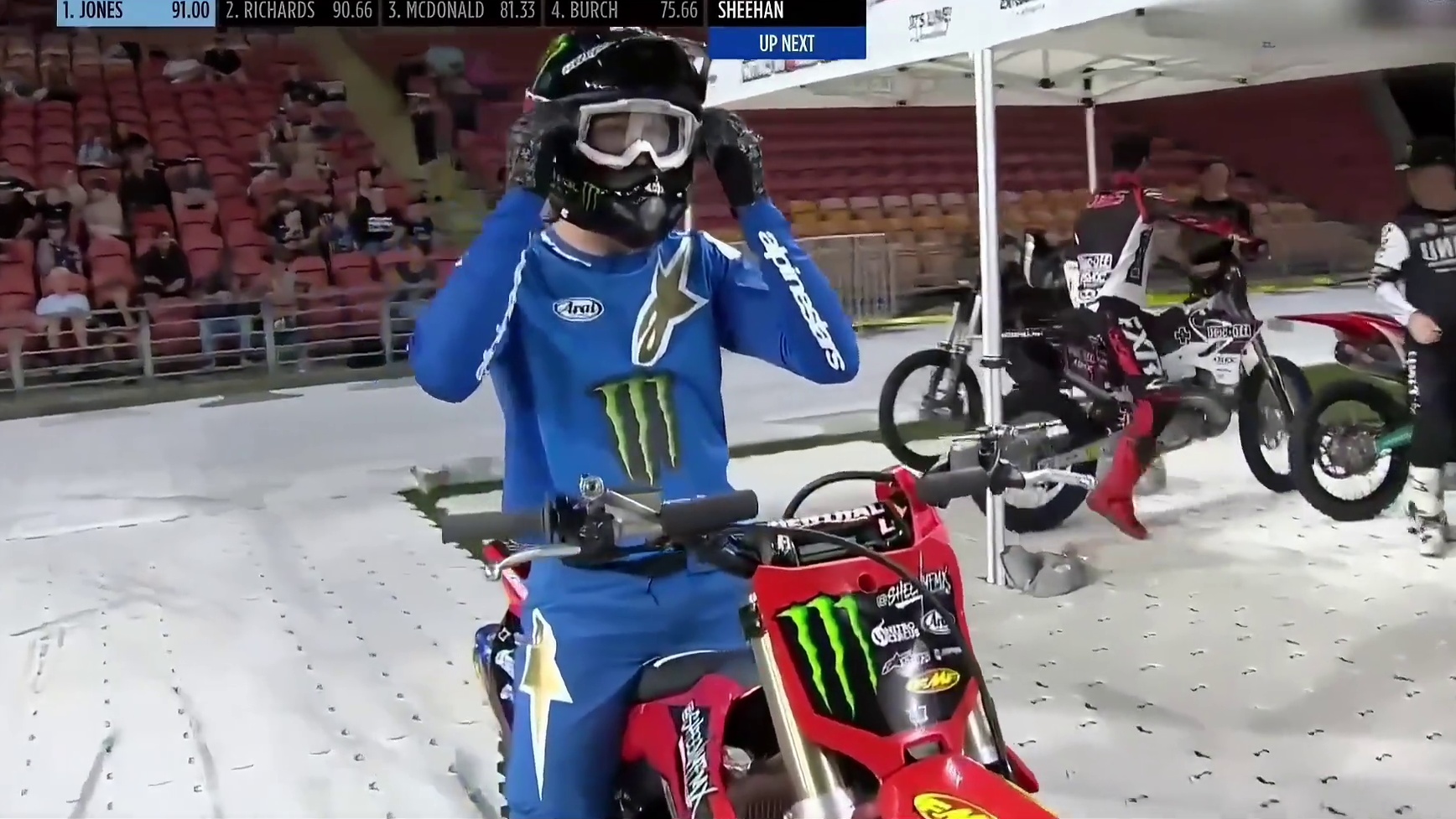 极限摩托车特技挑战，谁的动作最哇塞的得分最高，获胜奖励百万