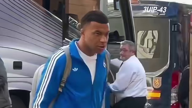 皇马客战瓦伦西亚，数百球迷围堵酒店！姆巴佩的人气太恐怖了！