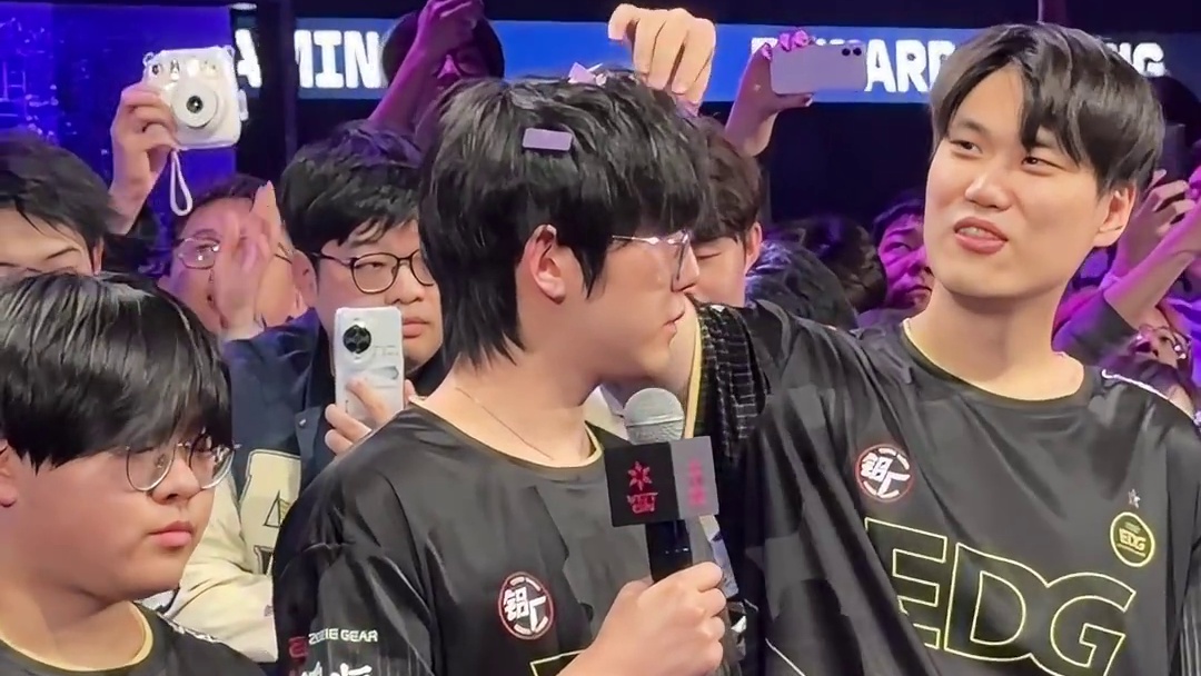 采访的时候帮Smoggy摘头上彩带的球球和Autumn
 ​​​