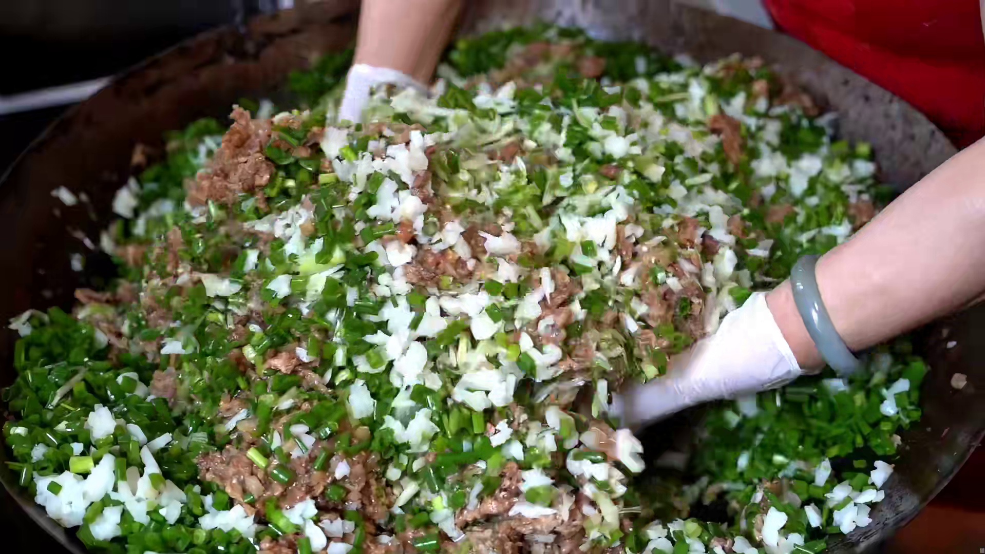 南平夫妻不用蒸笼，清水煮包子，1天1000多个，明星也来打卡