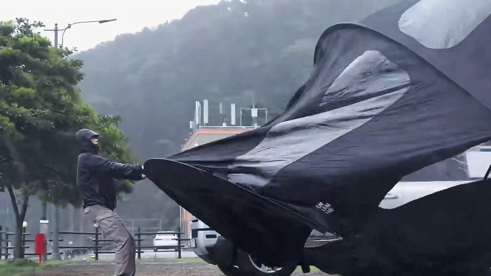 男人独自到野外露营，遭遇风暴大雨，在车内躲雨解压露营