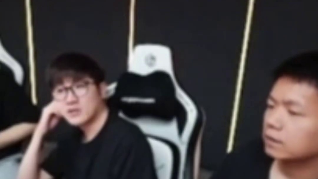 老白说白鲨未来核心就是老弟和5 7 7 还需要在培养一个 直言吴楠直播烂了 想去成都当助教，自己还在