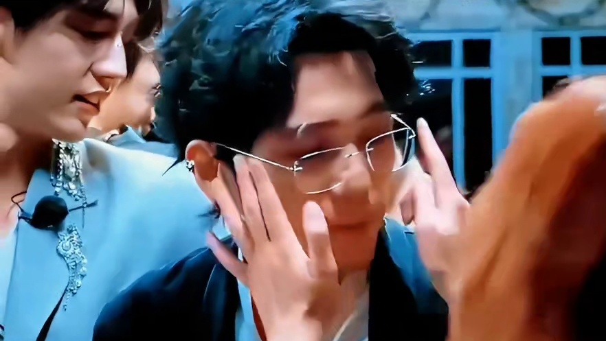 张凌赫：姐妹们！