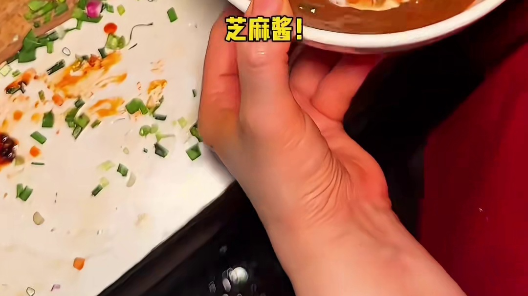 重庆街边裹满蘸料的豌杂面，香直冲脑壳