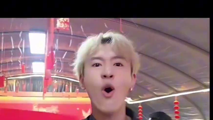 张开朗小酷同一天年会对比