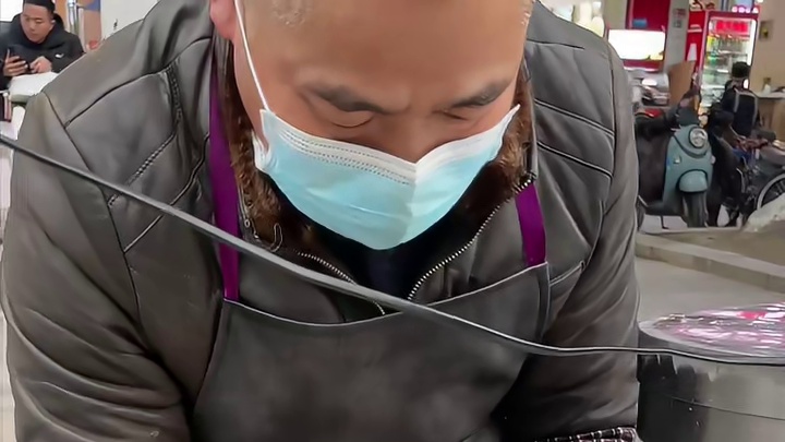 成都街头糍粑，8r一份，糯糯叽叽的太香啦不切版的红糖糍粑，8元一份，真的要趁热吃!真的太好吃啦