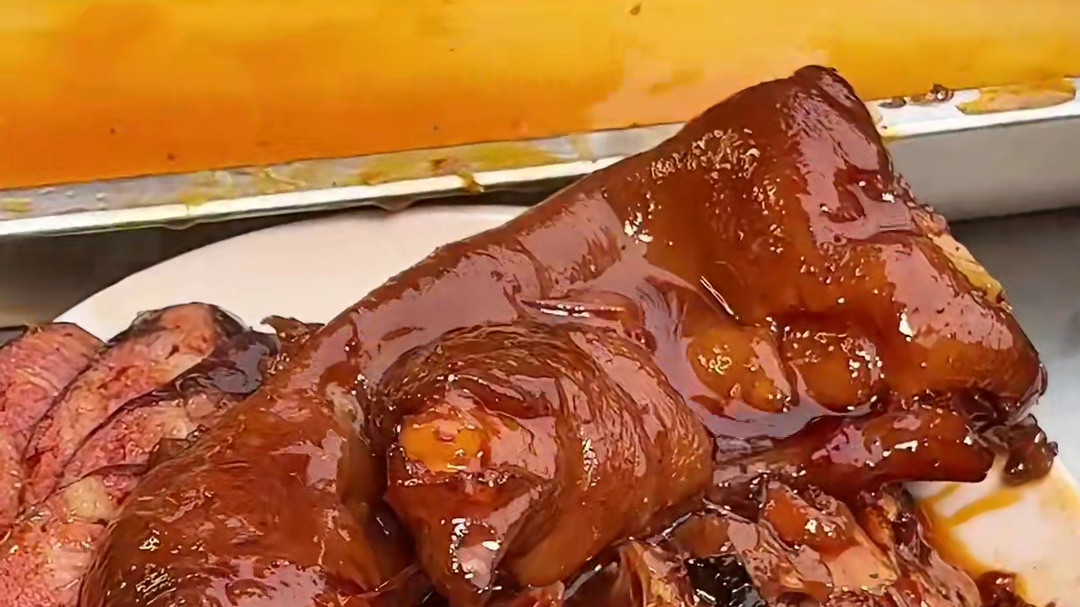 被重庆猪肘饭香迷糊了！