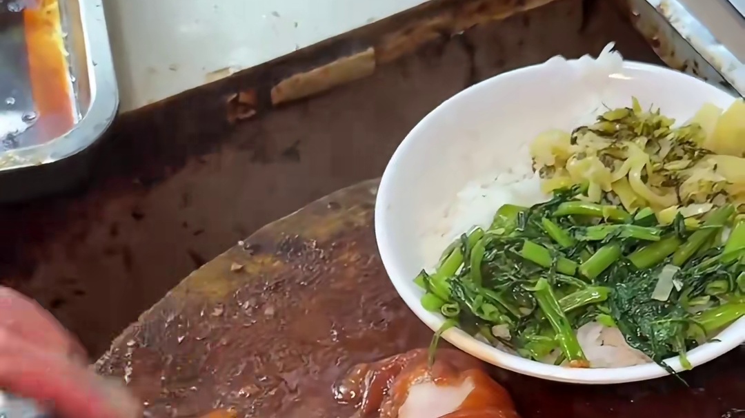 重庆街头18一份的盒饭，牛肉肥肠随便吃！ 重庆街头18一份的盒饭，牛肉肥肠随便吃！