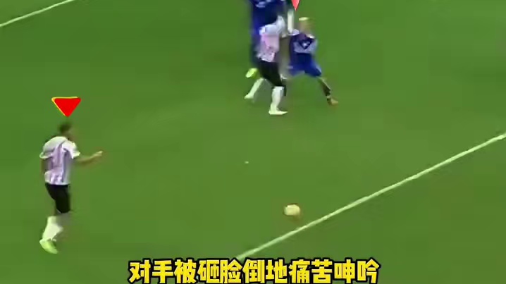 球员被砸倒地，选择是一脚将球踢向场外