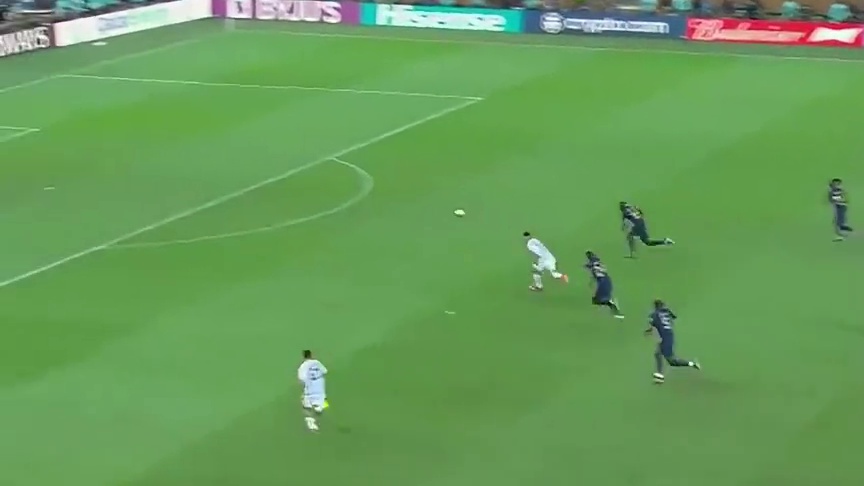 你觉得这种关键时刻，是选择横穿姆巴佩还是选择单刀。