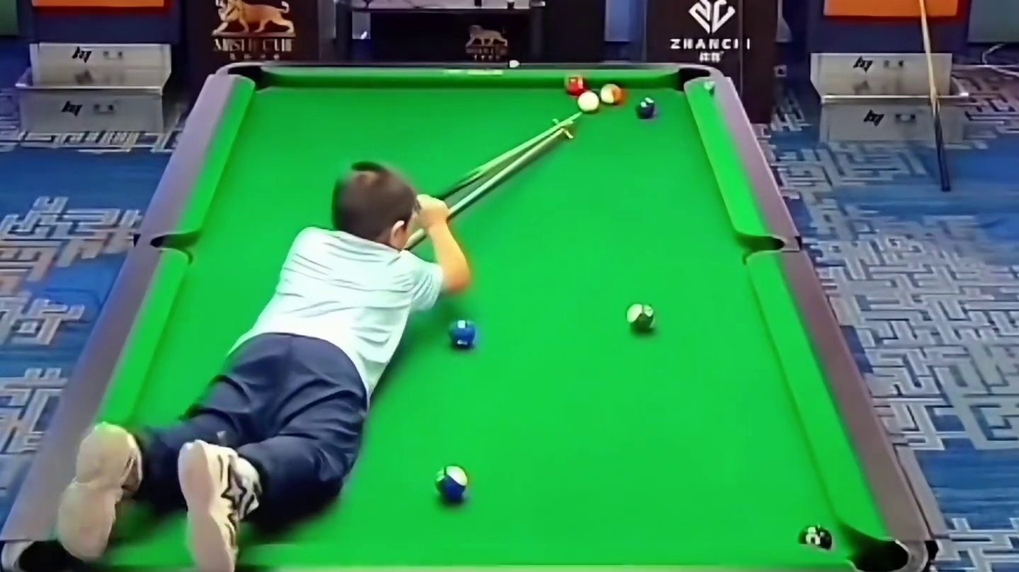 小孩仅仅是打个台球，就差点成为这个项目骨折的第一人