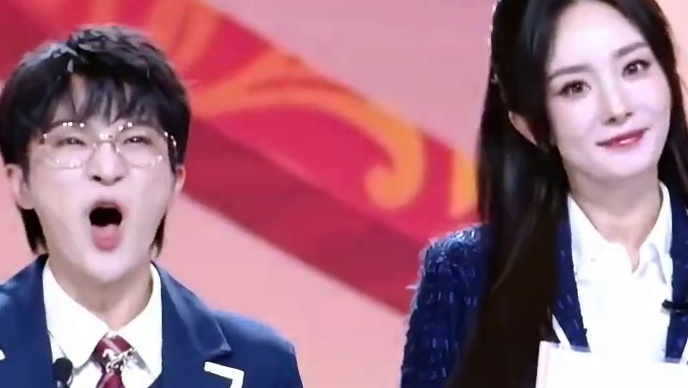 当王者荣耀明星代言人杨幂介绍自己的时候，旁边的周深立马带动高呼热烈欢迎，场上气氛瞬间热烈了起来 #