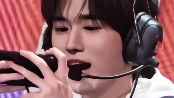 没有任何击杀但是MVP# 
tg：“果然这把还是要看宋亚轩” ​​​
宋亚轩MVP1干一行行一行的含